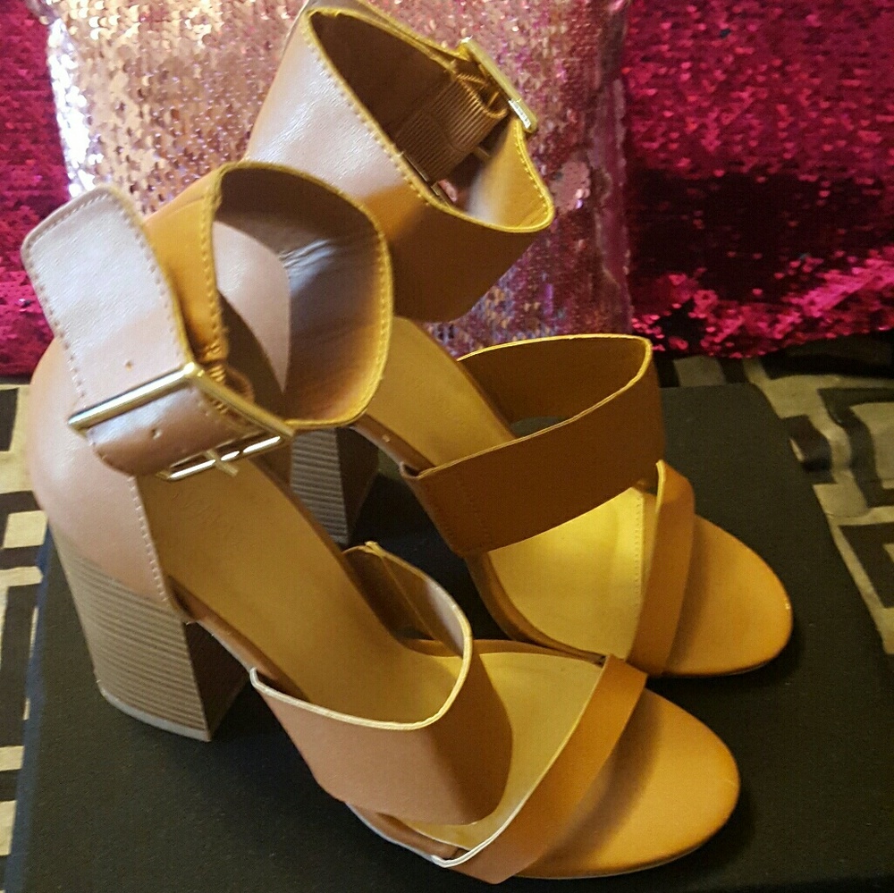 Tan, chunky heel, cute sandles 💗💗
